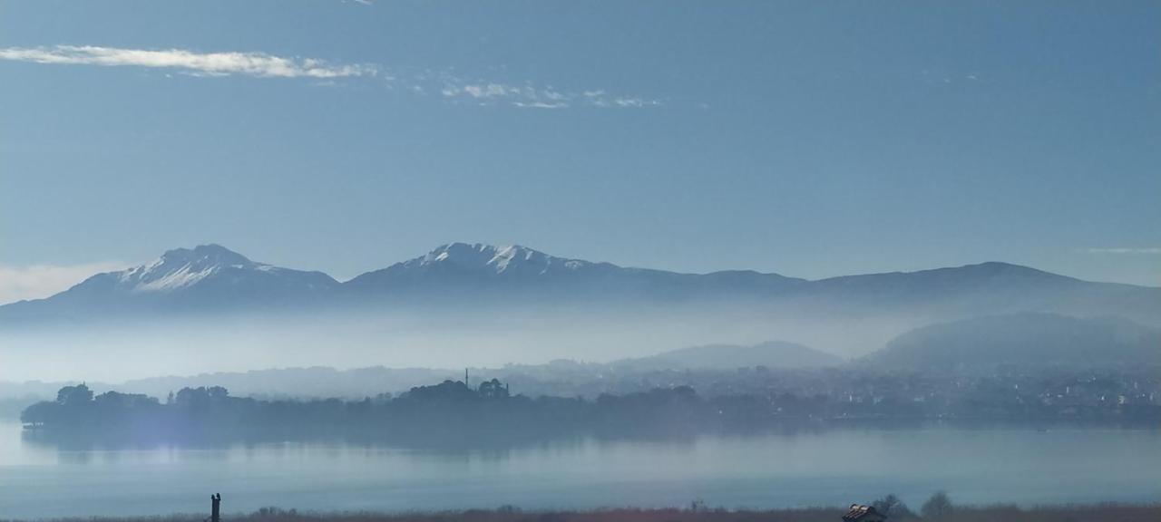 Montana Lake View Янина Екстериор снимка